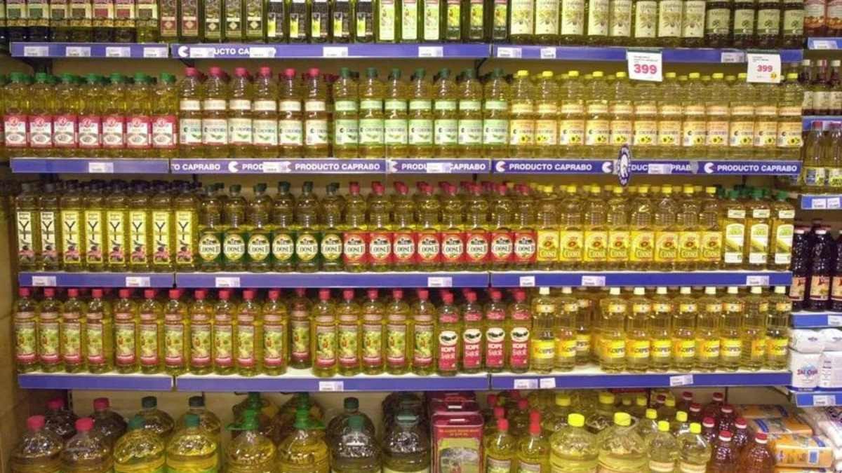 Este supermercado se une a la guerra de precios y pone aceite a la venta por 1.92 euros. Botellas y garrafas de aceite en un supermercado