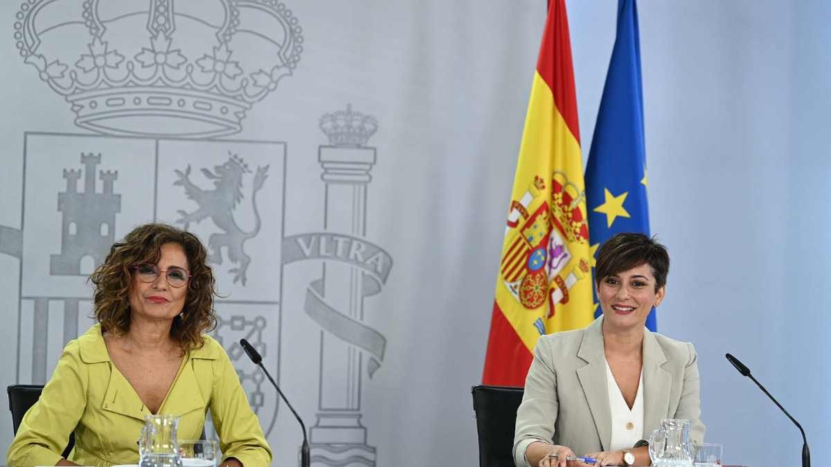 Hacienda lo aclara: requisitos para que un inmueble sea vivienda habitual María Jesús Montero, Ministra de Hacienda, junto a Isabel Rodríguez, Ministra de Vivienda