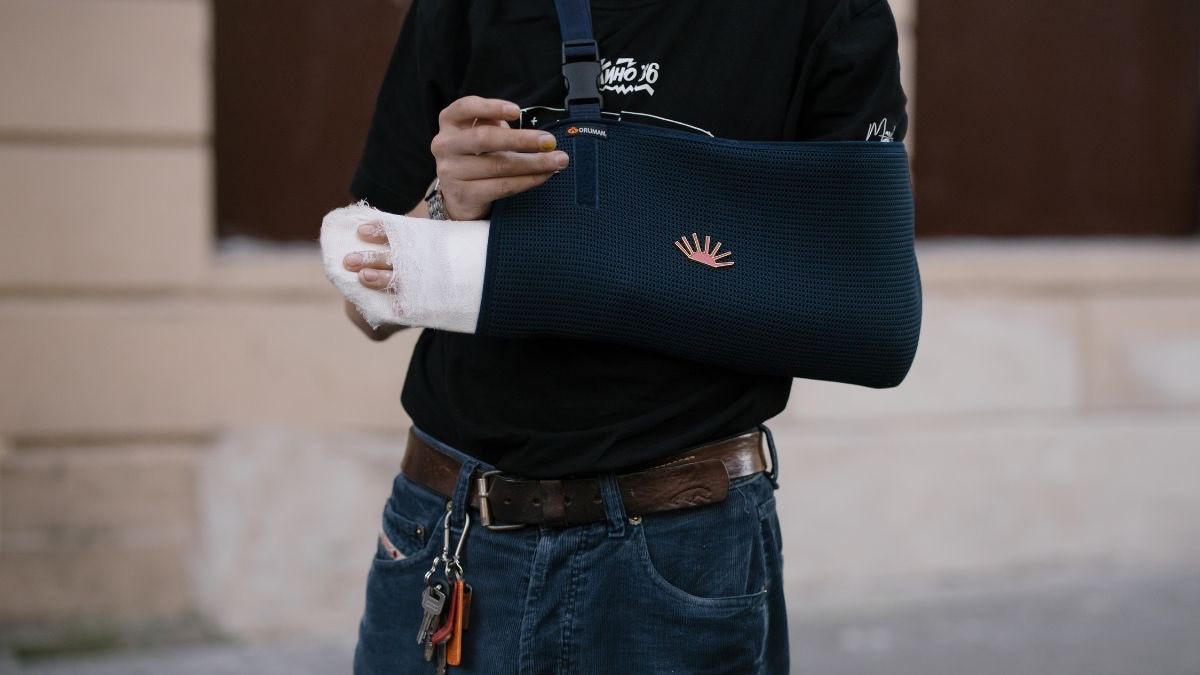 persona con el brazo escayolado