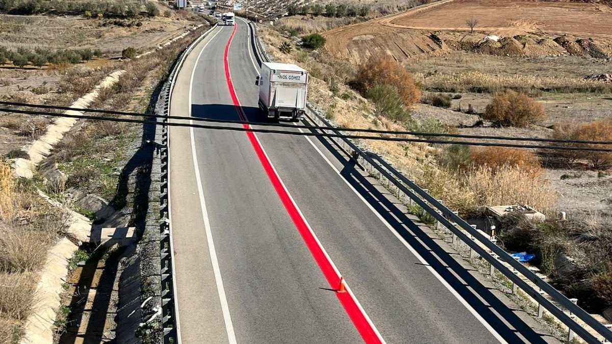 línea roja en una carretera de España