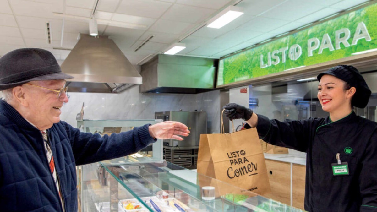 Mercadona ofrece empleo para preparar pedidos con sueldo de 2.100 euros: no piden experiencia Un trabajador de Mercadona durante su jornada laboral en almacenes.