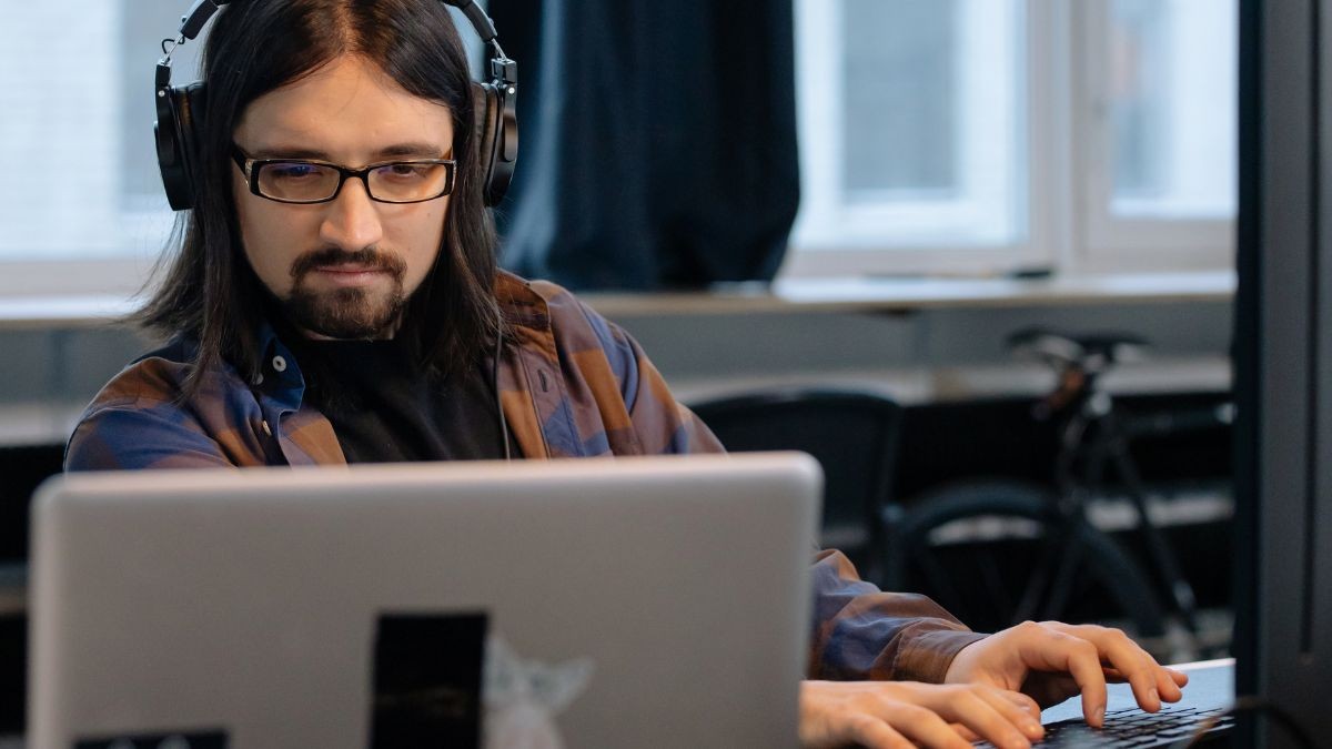Ofertas de empleo 22 de abril con contrato indefinido, sin experiencia y altos sueldos Un programador trabaja desde su casa.