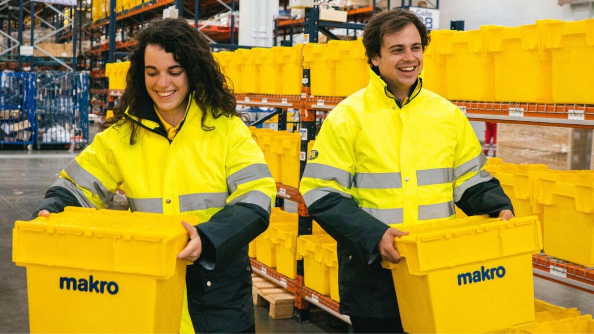 Dos trabajadores de Makro en un centro logístico.