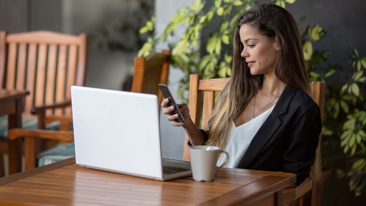 Trabajadora leyendo sobre un nuevo permiso en el móvil