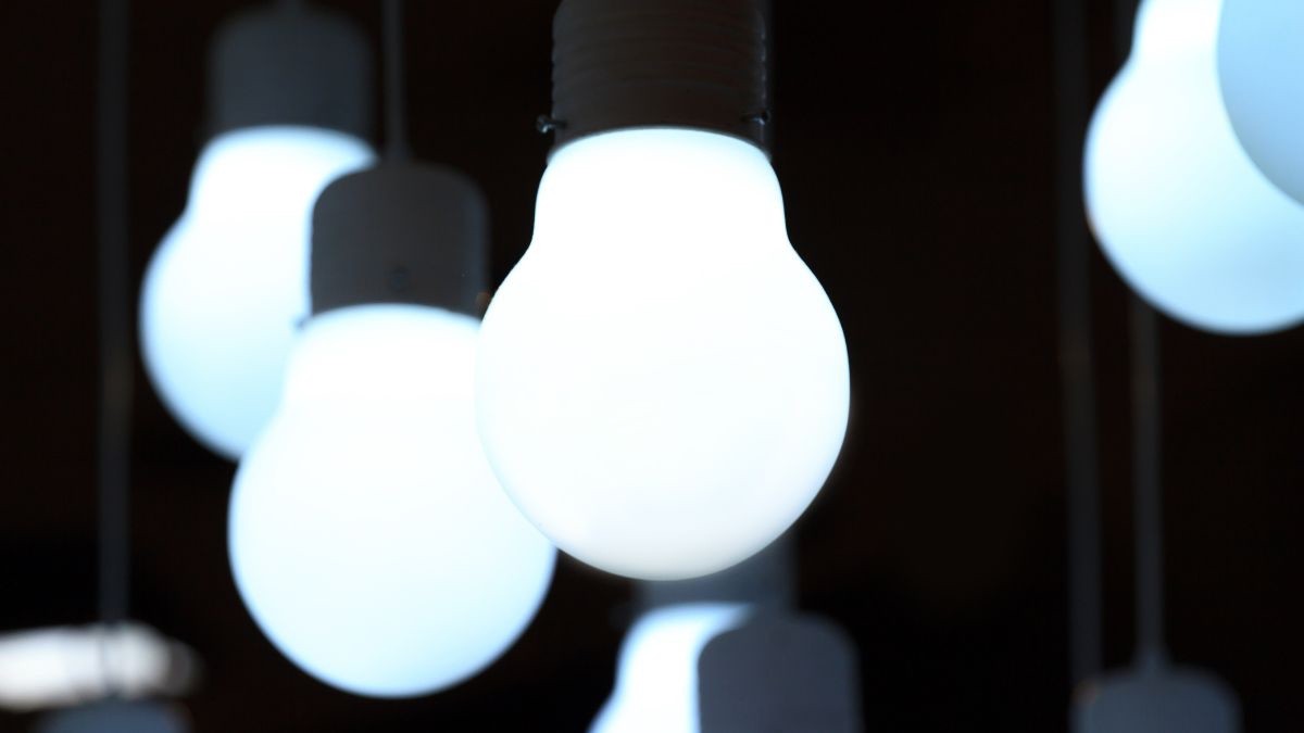 Precio de la luz del jueves, 4 de abril de 2024 Varios bombillas decorativas