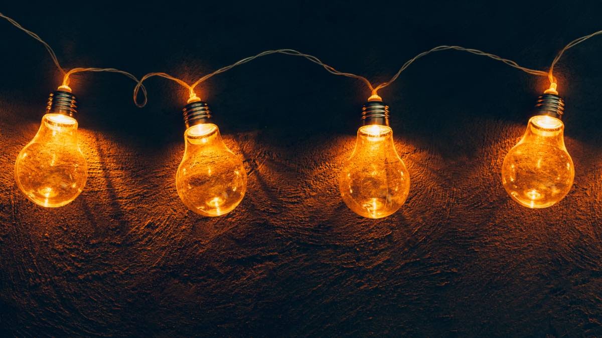 Precio de la luz del viernes, 5 de abril de 2024 Varias bombillas encendidas