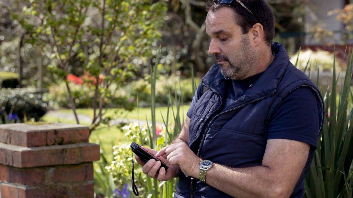 Así estarás de salud a los 50 años según tu jornada laboral. Trabajador mirando el móvil