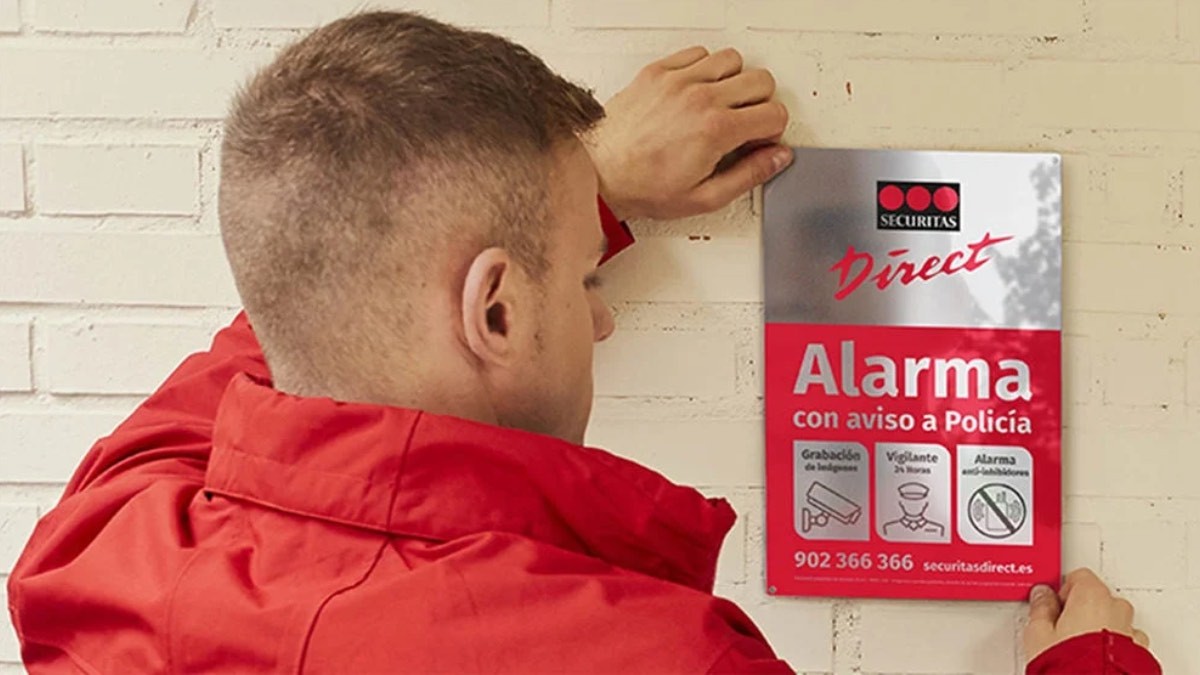 Dos trabajadores de Securitas Direct en la oficina.