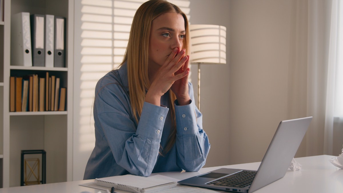 trabajadora aburrida y cansada en su puesto