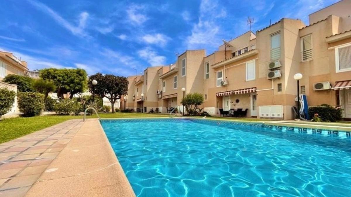 zonas comunes de un residencial con pisicina en el que se ven las viviendas