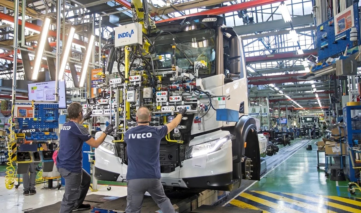 Varios trabajadores en una fabrica de vehículos. Varios trabajadores en una fabrica de vehículos