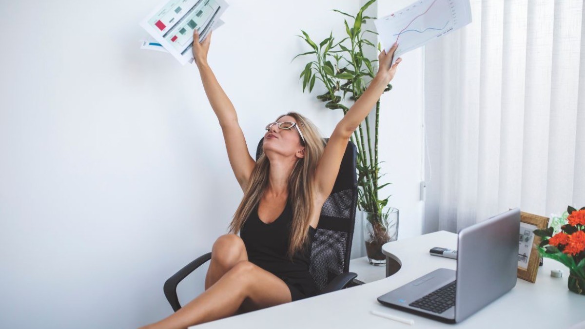 El empleo soñado: 1.000 euros por un día de trabajo y otros 1.000 para gastar sin parar joven feliz por su trabajo