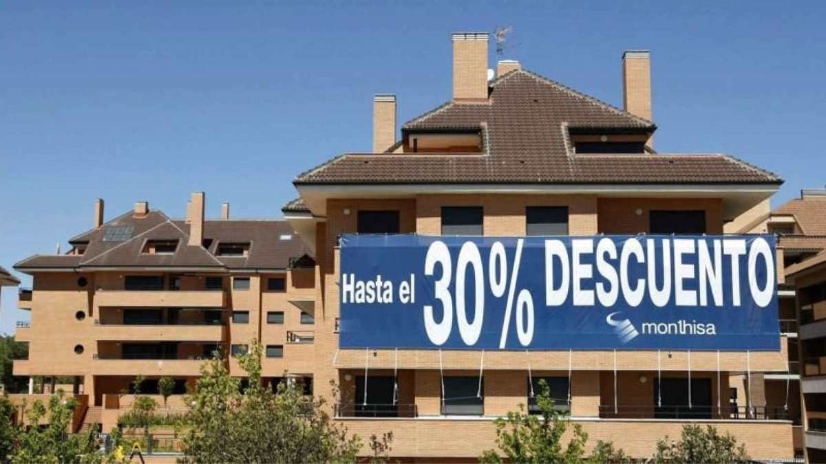 Fachada de un edificio con viviendas en venta