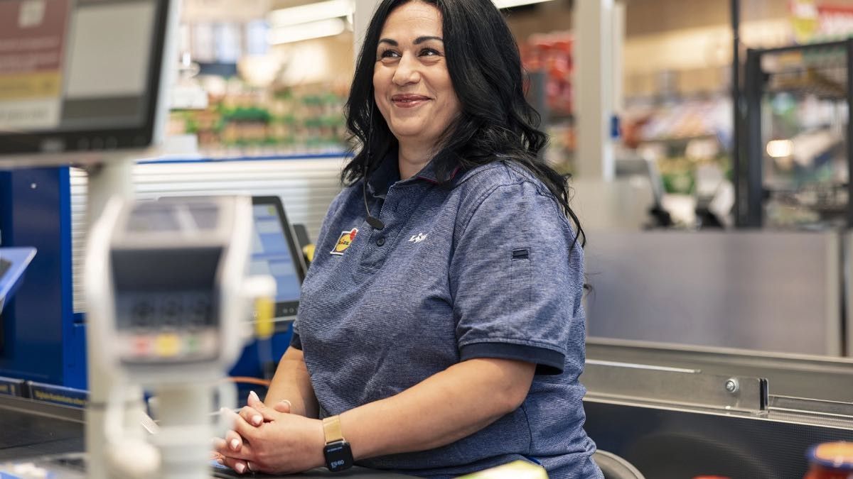 Una trabajadora de Lidl en su puesto de cajera