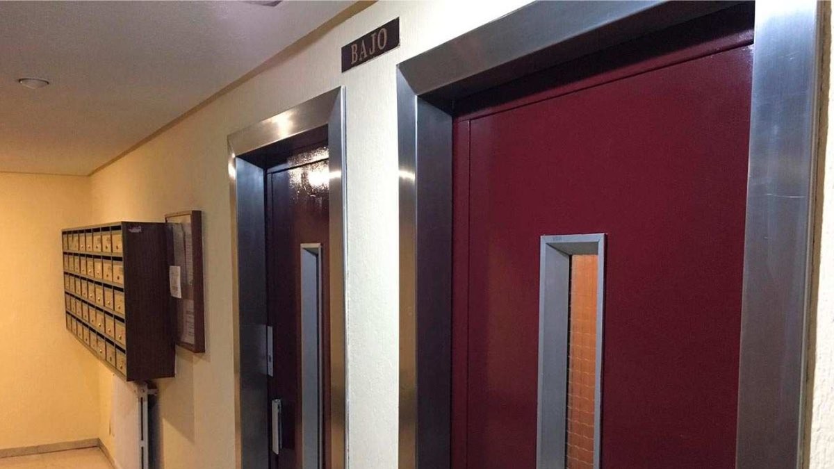 entrada portal de edificio con ascensor