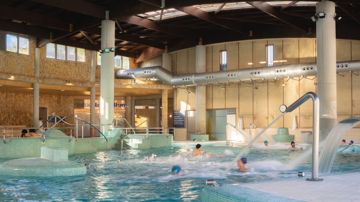 mayores disfrutan de una jornada en el balneario de Archena