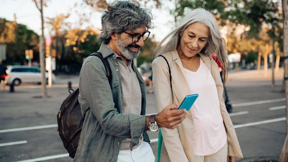 Así puedes usar Bizum si viajas al extranjero para pagos internacionales pareja usando Bizum en el extranjero