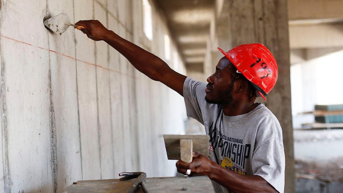 Con el Permiso Único los trabajadores de países terceros tendrán más fácil trabajar en la UE. una persona trabajando en la obra