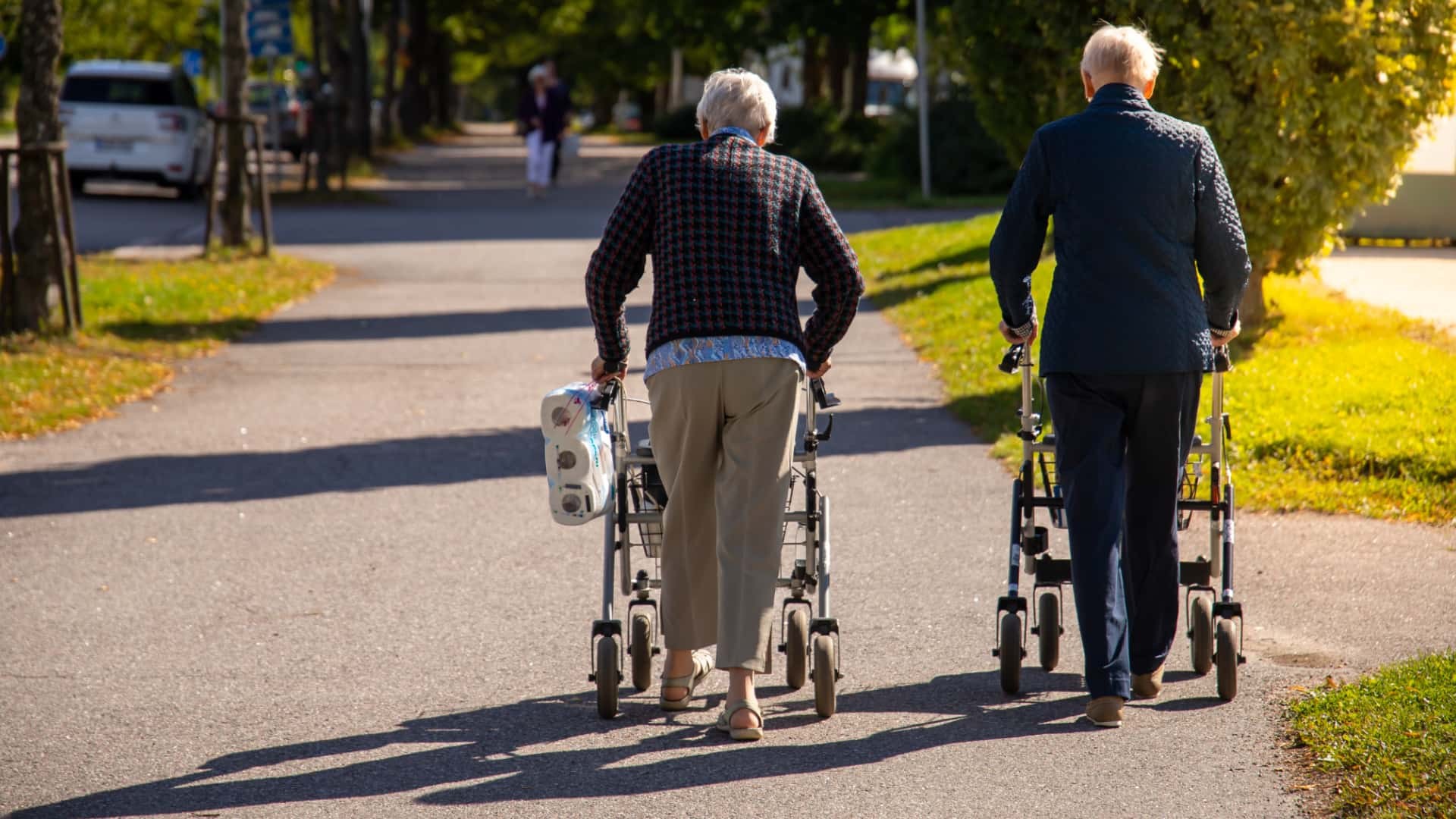 Dos jubilados paseando