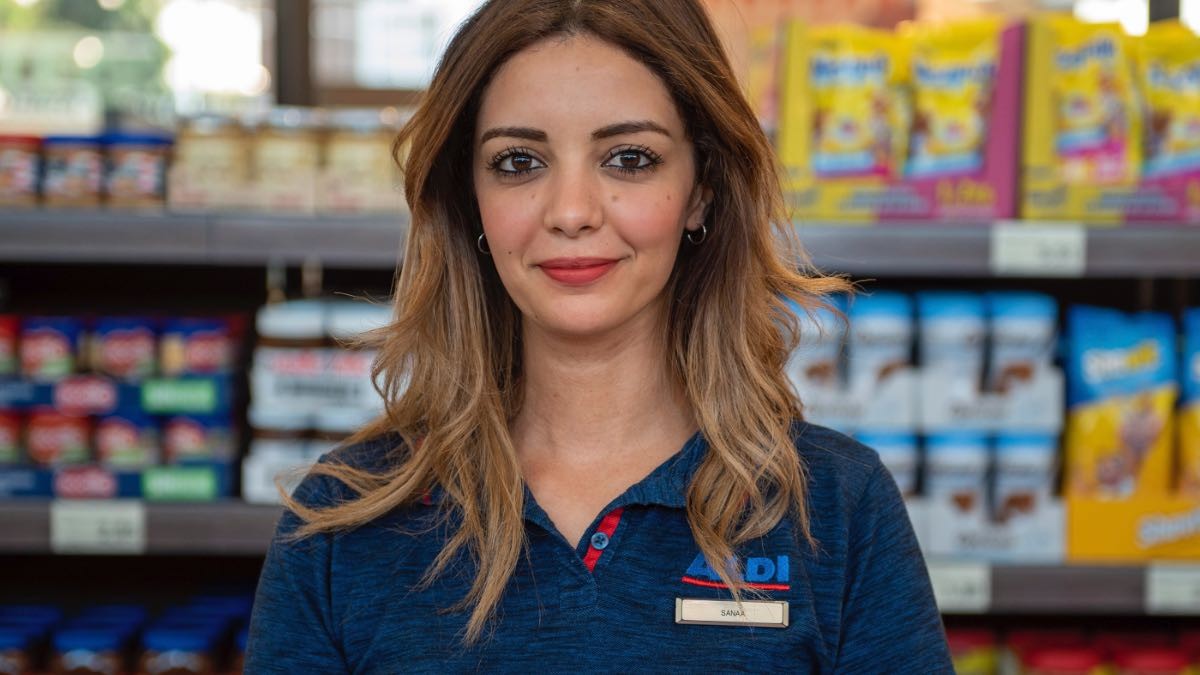 Trabajo en Aldi: buscan gente y te hacen indefinido con sueldo de más de 1.300 euros Trabajadora de Aldi