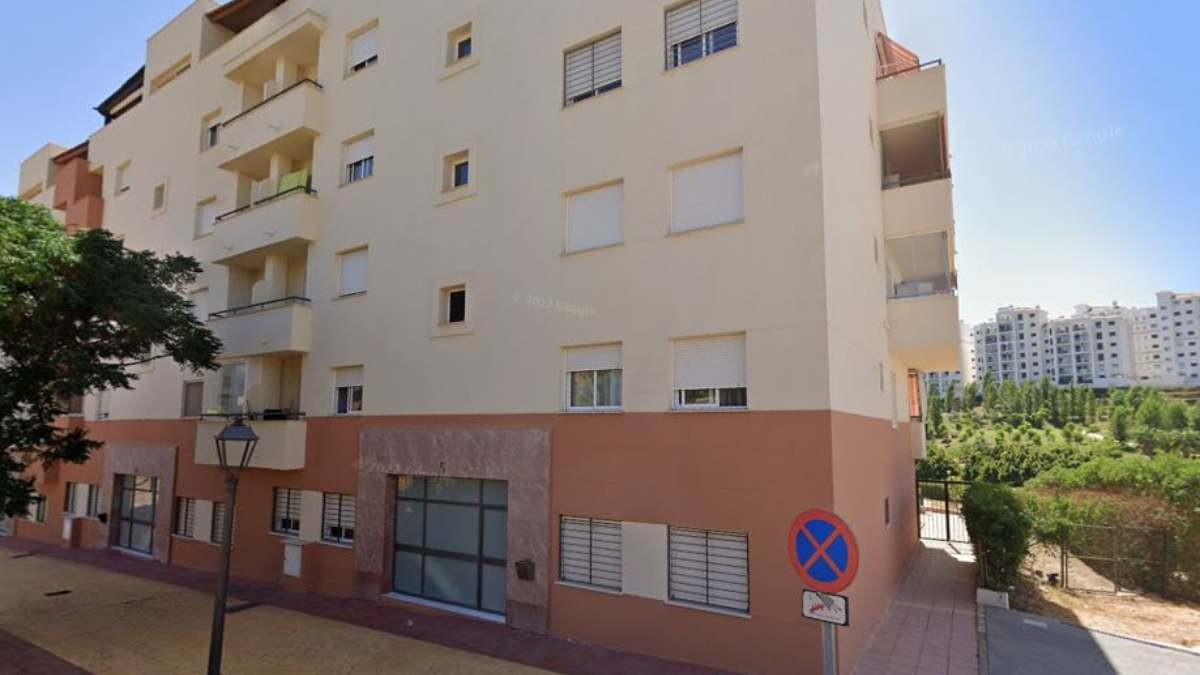 Fachada de un edificio con viviendas en venta
