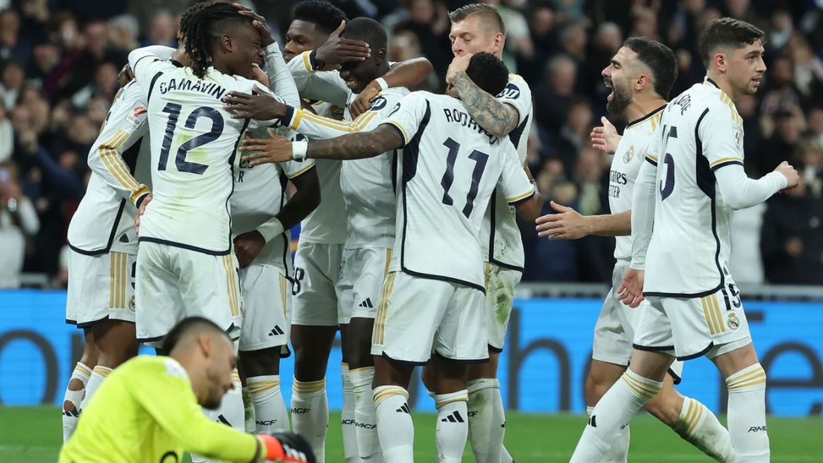 ¿Cuánto dinero se lleva el Real Madrid por ganar la Champions? varios jugadores del Real Madrid celebra un gol