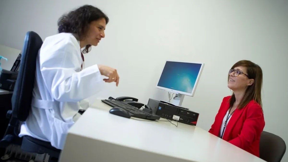 Una médico con una paciente en consulta