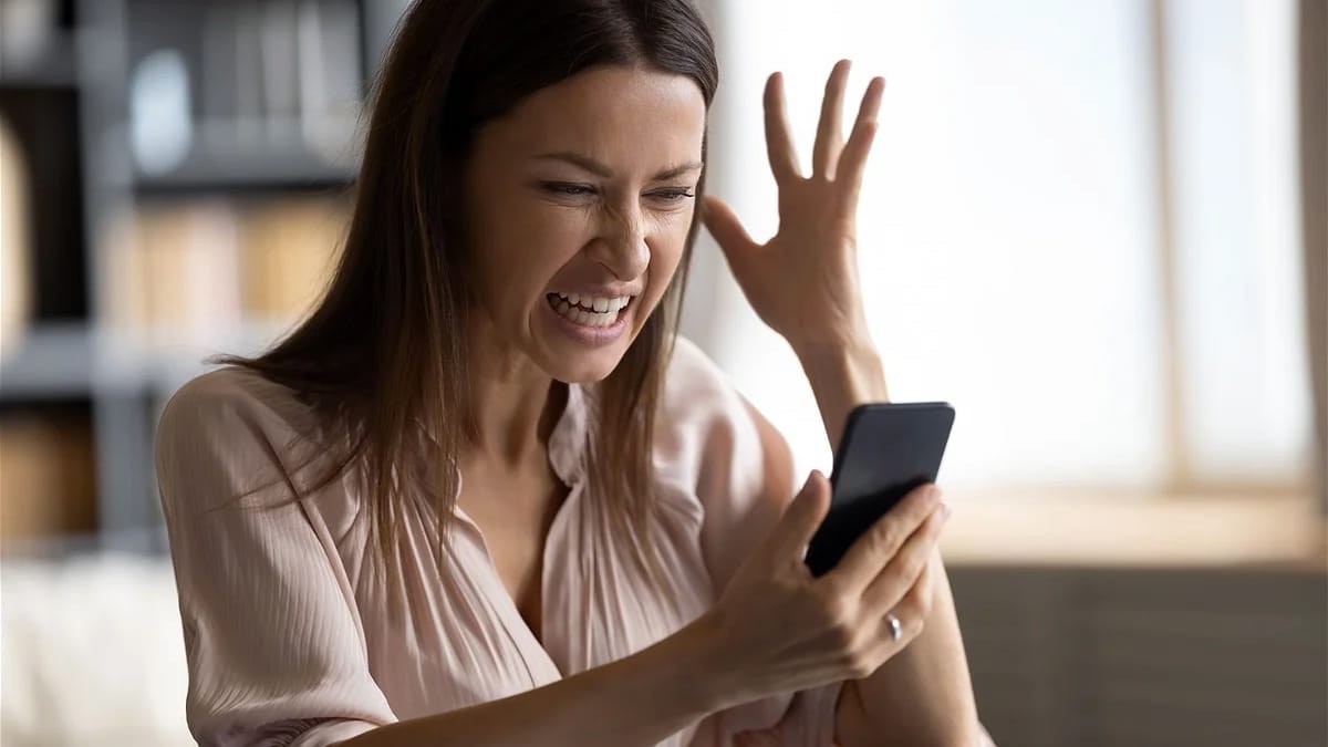 Adiós spam: la frase que acaba con todas estas llamadas mujer recibe una llamada spam
