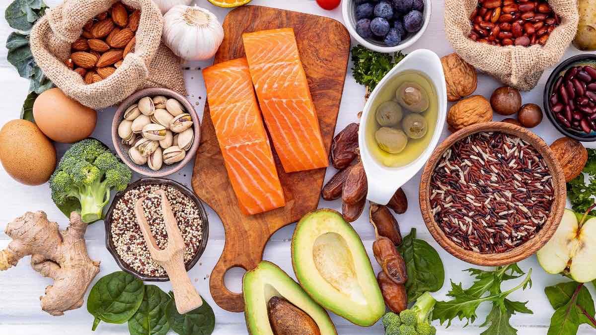 Ni salmón ni nueces: el alimento que baja el colesterol y muchos españoles tienen en casa foto con alimentos como salmón, nueces, aguacate y semillas