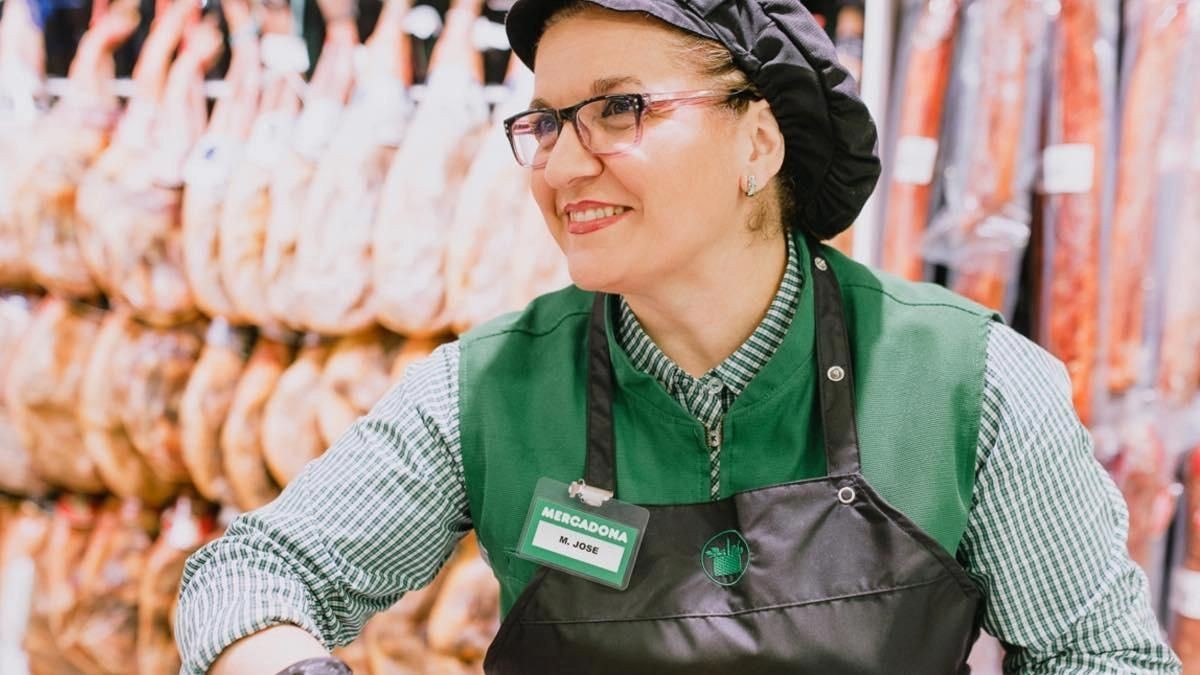 Ofertas de empleo en Mercadona con opción de trabajo sólo en fin de semana: sueldo de 1.500 euros Una trabajadora de Mercadona.