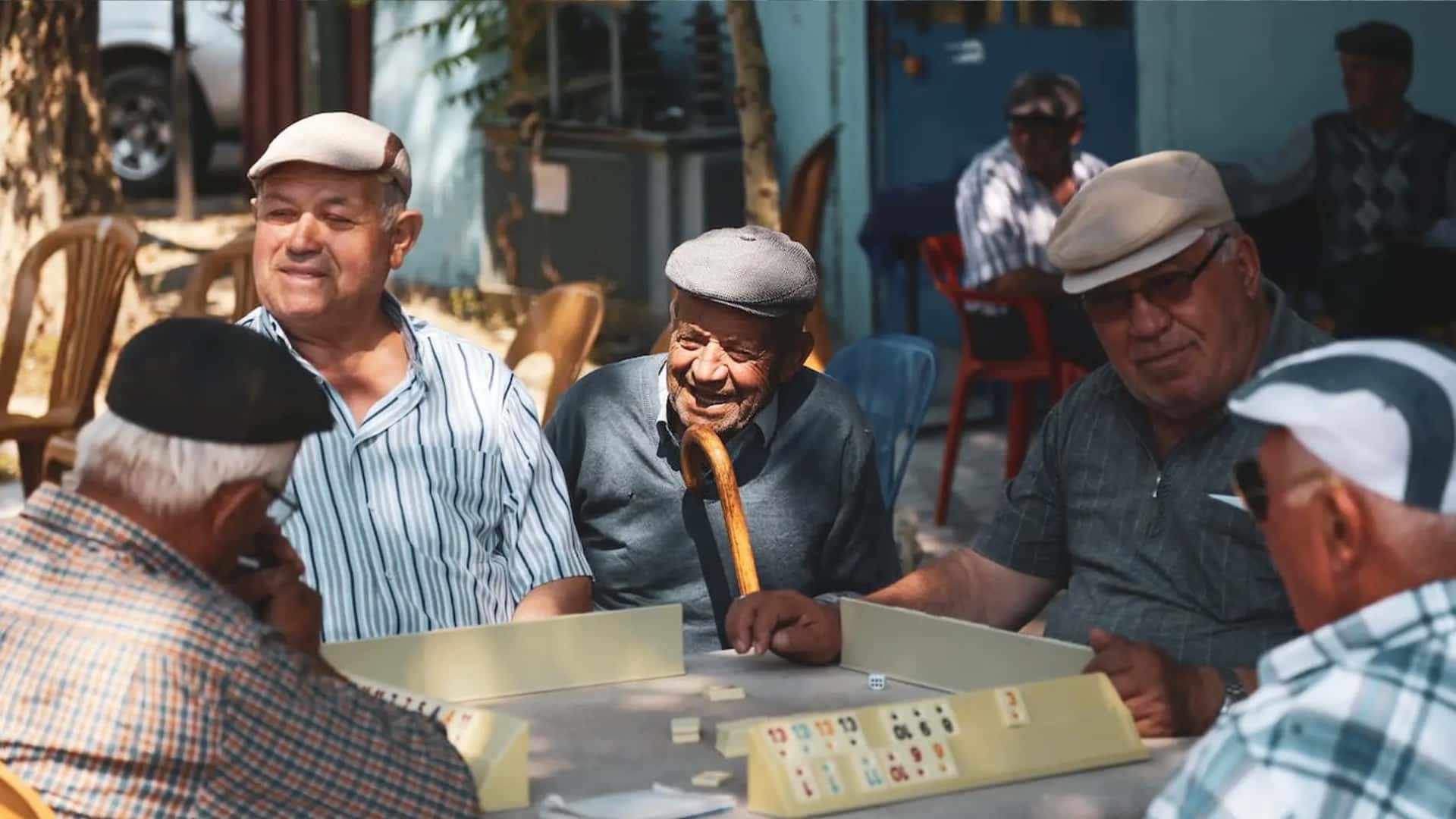 varios pensionistas jugando al domino