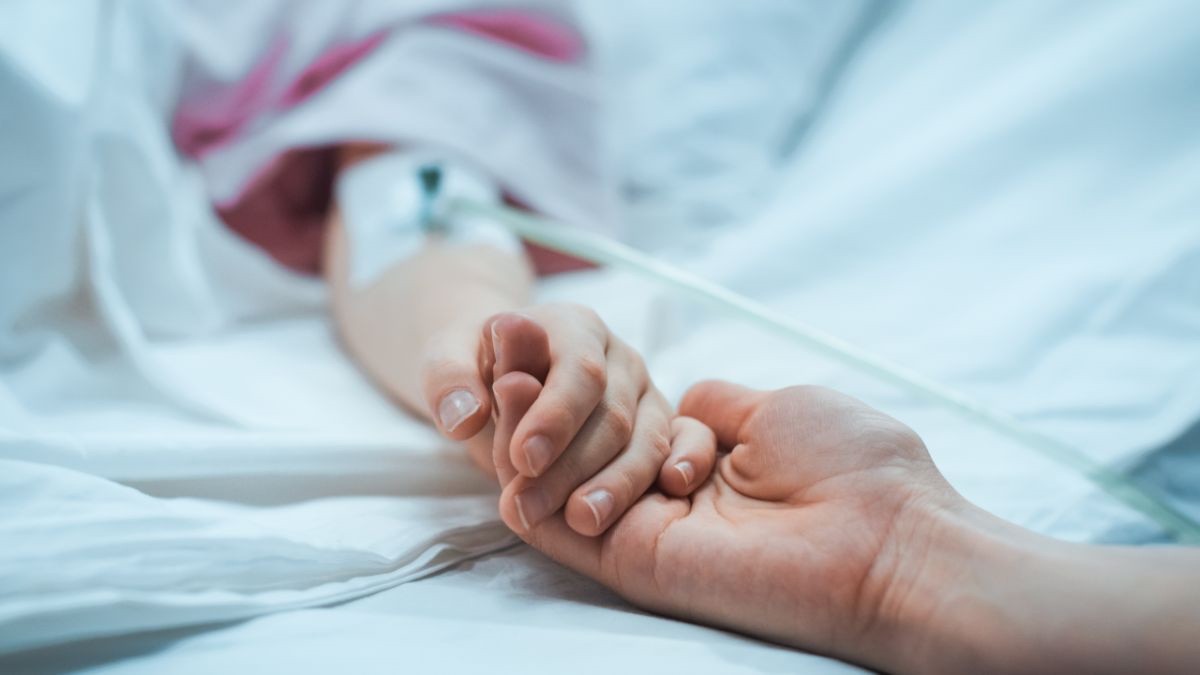 Dos cosas fundamentales que debes saber del permiso de hospitalización para que no te engañen Sosteniendo la mano en hospital