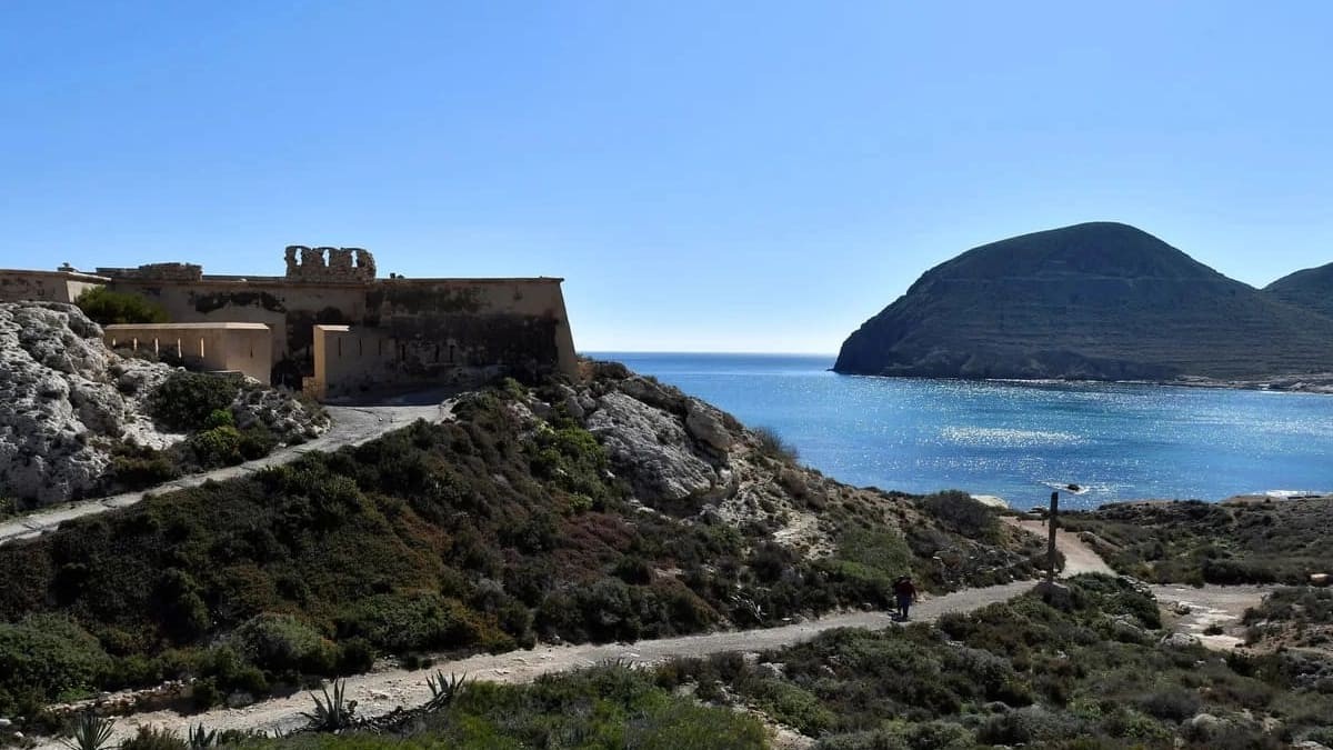 Playa y casillo de Rodalquilar, en Almería Playa y casillo de Rodalquilar, en Almería