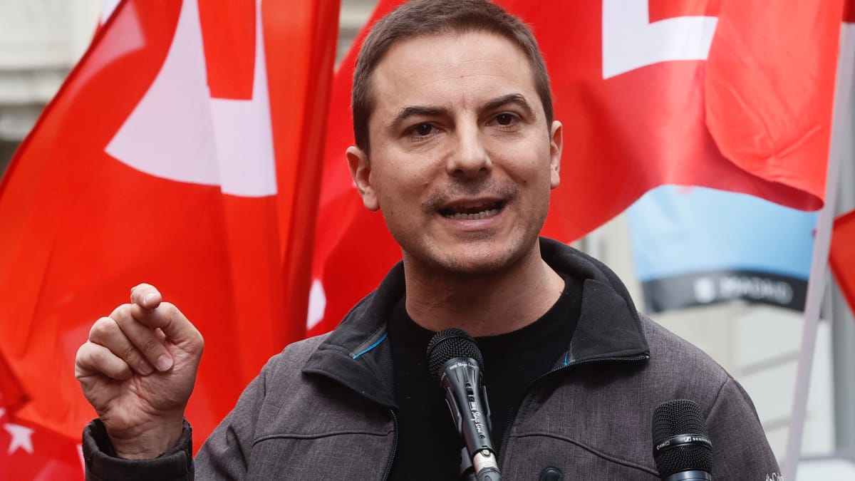 El secretario general del PSOE de Madrid, Juan Lobato, hace declaraciones antes de la manifestación convocada por los dos grandes sindicatos, CCOO y UGT