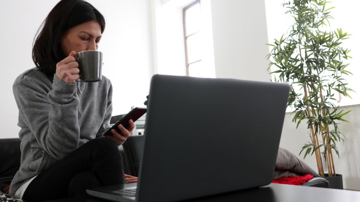 Una mujer teletrabajando en su casa.