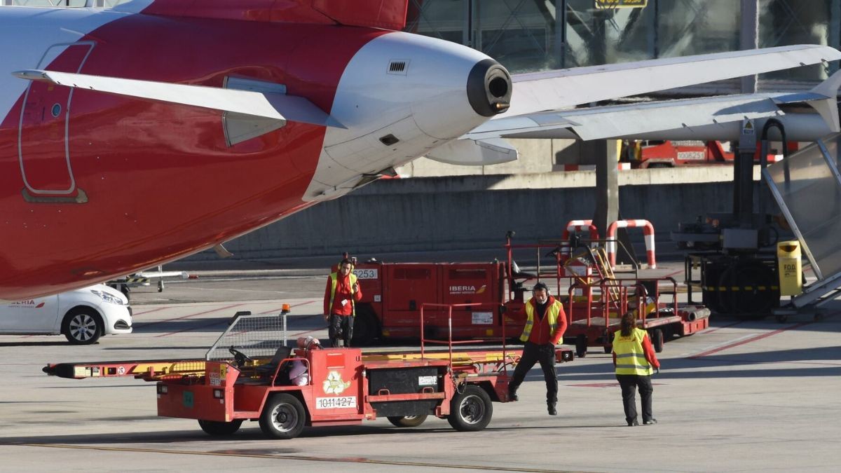 Ofertas de empleo en aeropuertos españoles, para muchos perfiles profesionales: no hace falta tener estudios. Dos trabajadores durante su jornada en el aeropuerto.