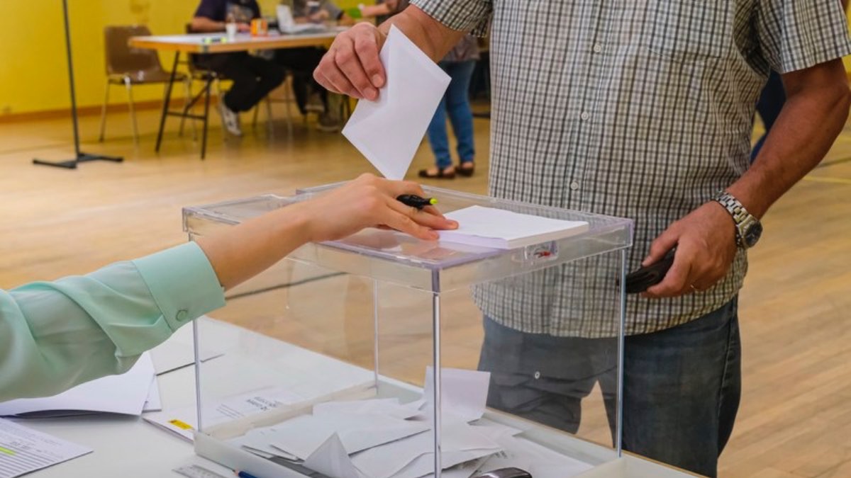 ¿A qué hora cierran los colegios electorales para las elecciones europeas 2024? ciudadano votando en una mesa electoral