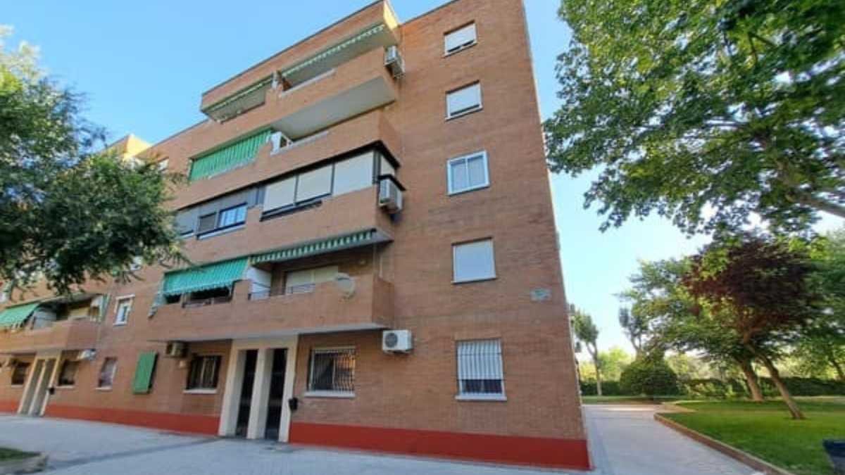 Este piso en Valencia se vende por 42.000 euros y tiene hasta la cocina amueblada. Fachada de un edificios de vivienda a la venta en Haya Inmobiliaria