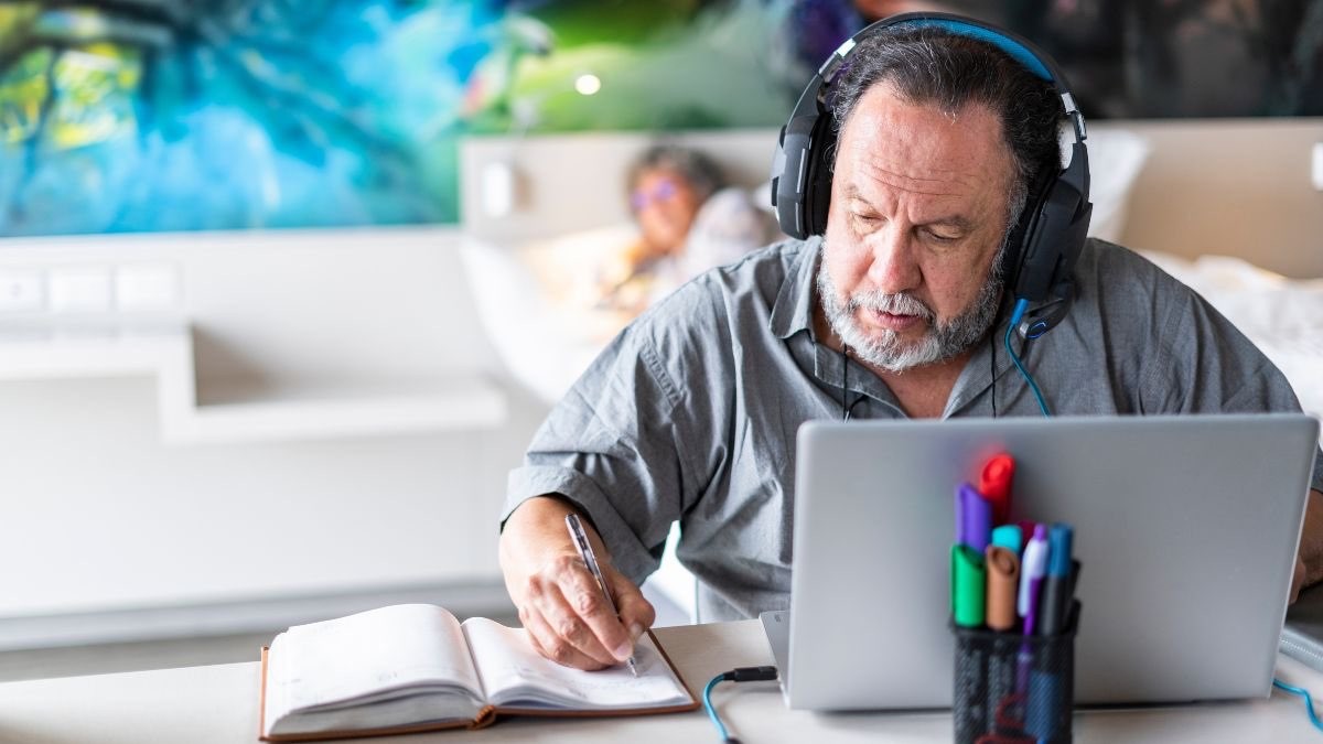 Hombre mayor frente al ordenador