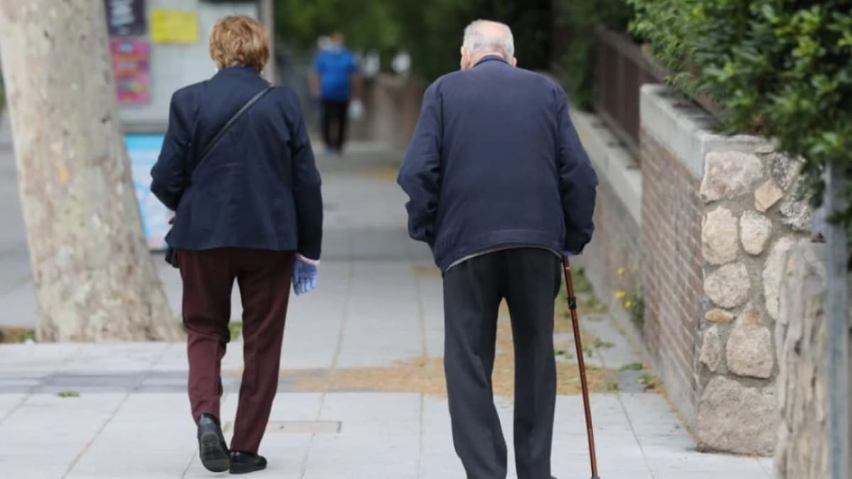 La Seguridad Social avisa de los requisitos para jubilarse con 61 años Un pensionista andando por la calle