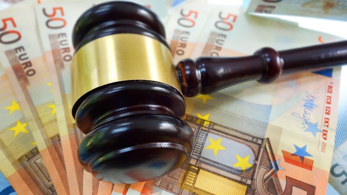 Perdonan una deuda de más de 1 millón de euros a un contribuyente por ser ‘deudor de buena fe’. martillo de juez sobre varios billetes de 50 euros