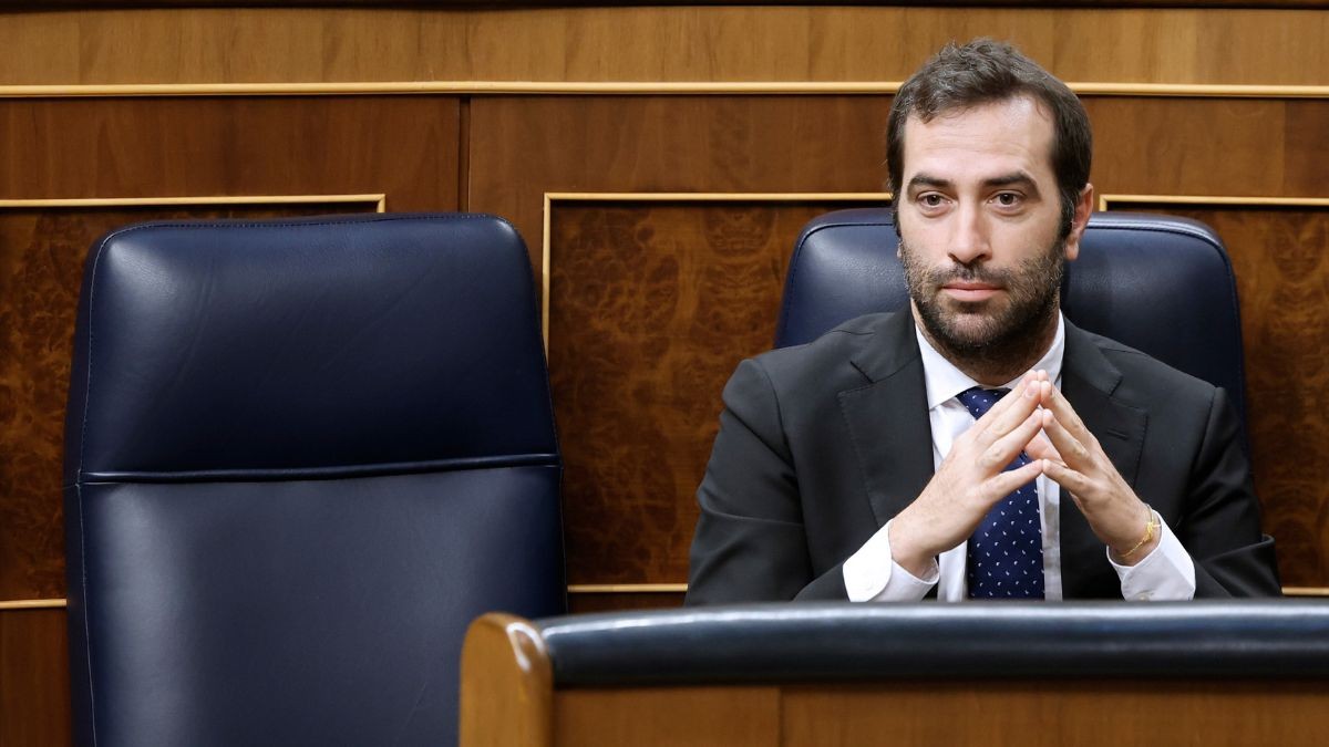 El ministro de Economía, Carlos Cuerpo, con las manos juntas.