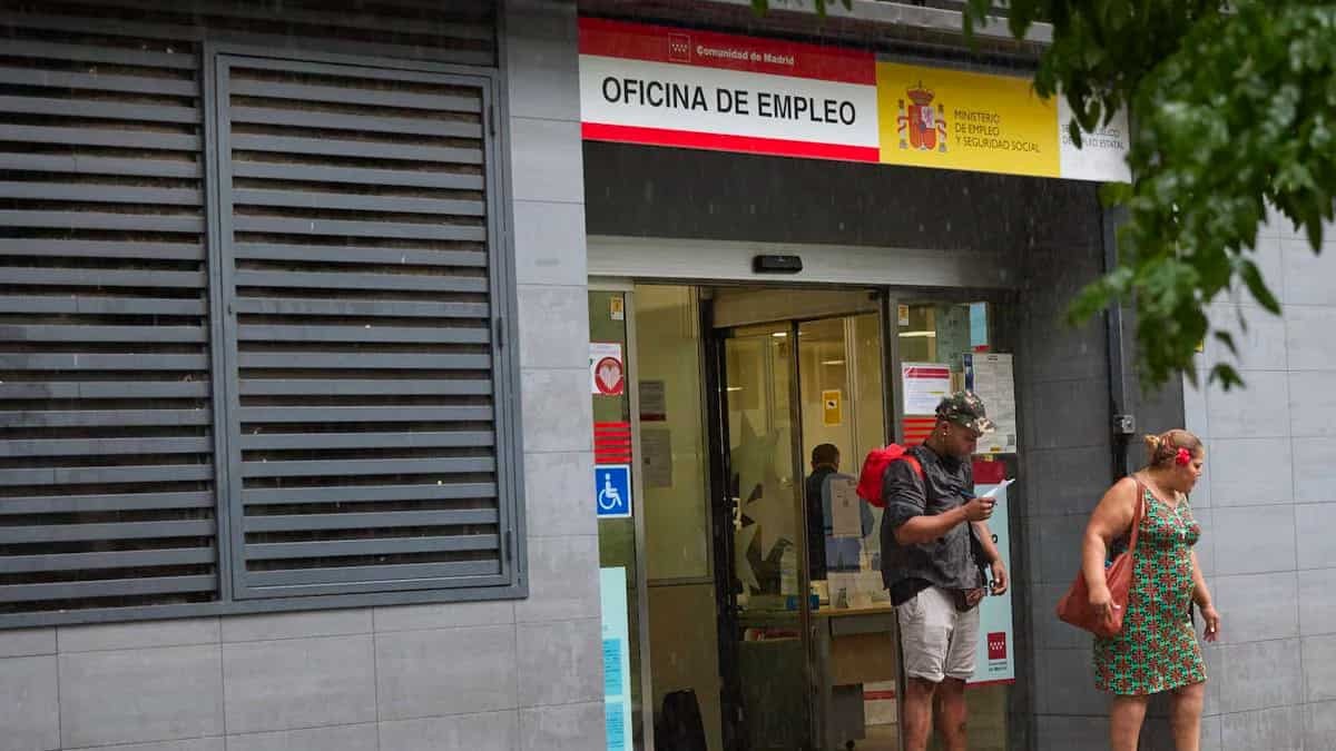 Ofertas de empleo hoy, 18 de junio con salarios de hasta 1.800 euros. Dos personas salen de una oficina de empleo del SEPE