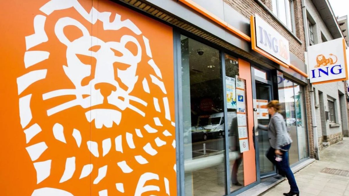 ING lanza un nuevo depósito que remunera al 2,5% TAE desde el primer euro mujer ingresando en oficina del banco ING