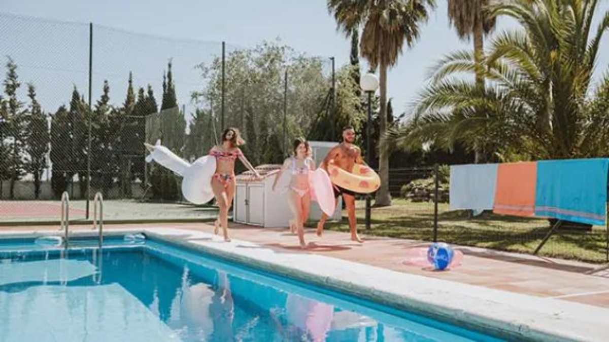 ¿Puede la comunidad de vecinos prohibir a los inquilinos de un piso turístico usar la piscina? Esto dice la ley