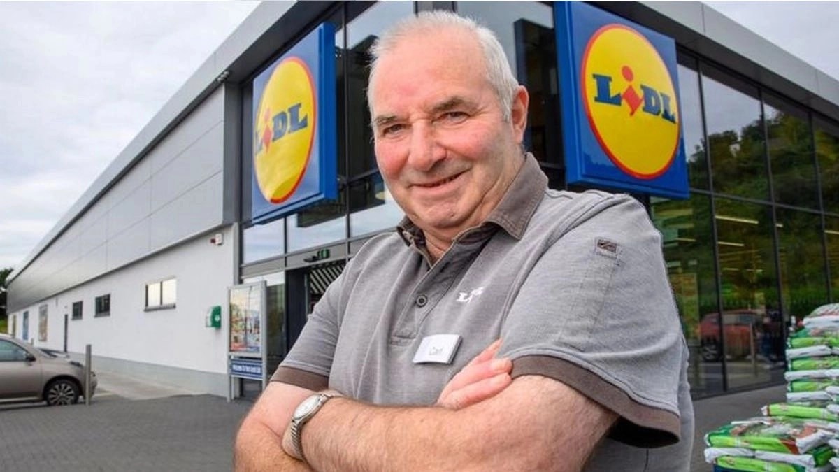 Esta es la pensión de jubilación a la que tienen derecho los trabajadores de Lidl trabajador de Lidl en la puerta del supermercado