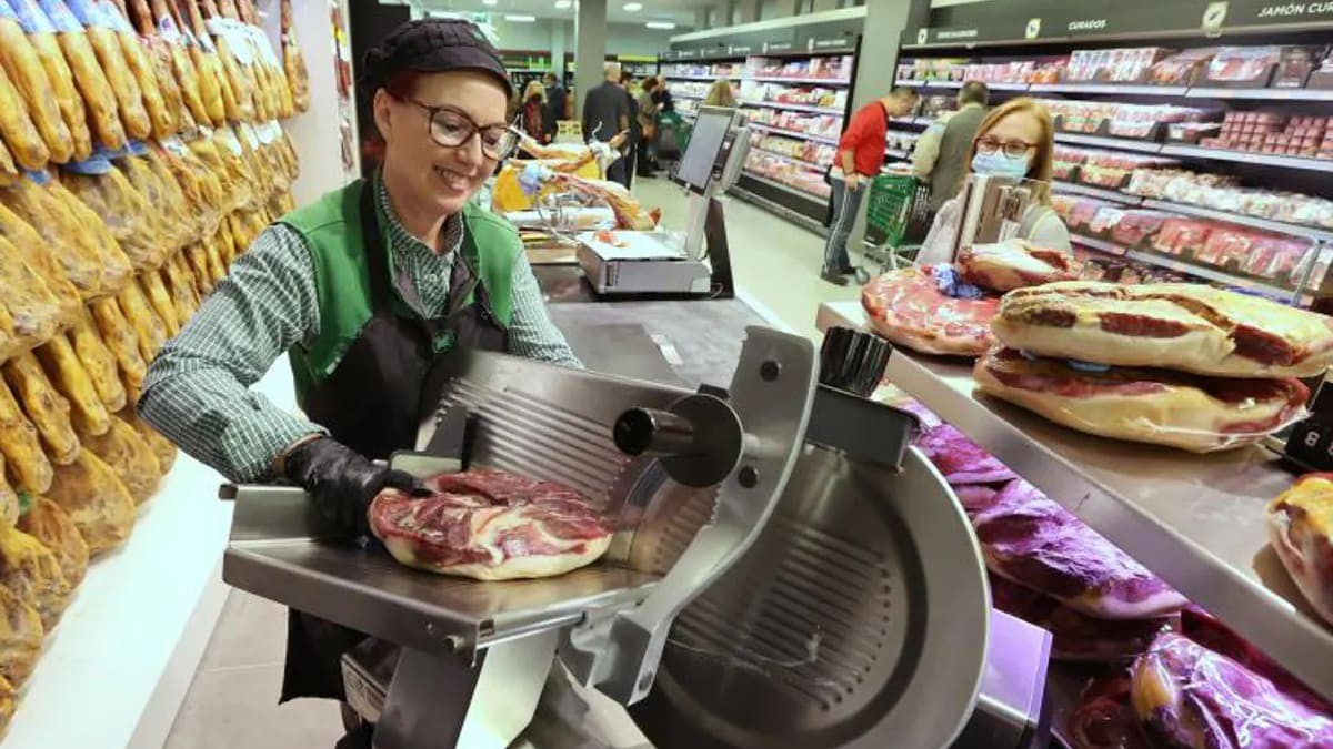 Mercadona necesita personal y publica nuevas ofertas de empleo una trabajadora de Mercadona