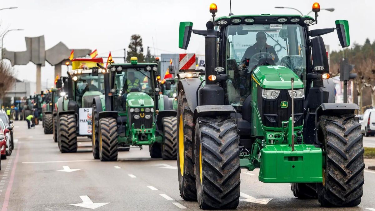 Protesta de agricultores españoles y franceses: qué carreteras están cortadas. Varios tractores durante la huelga de los agricultores.