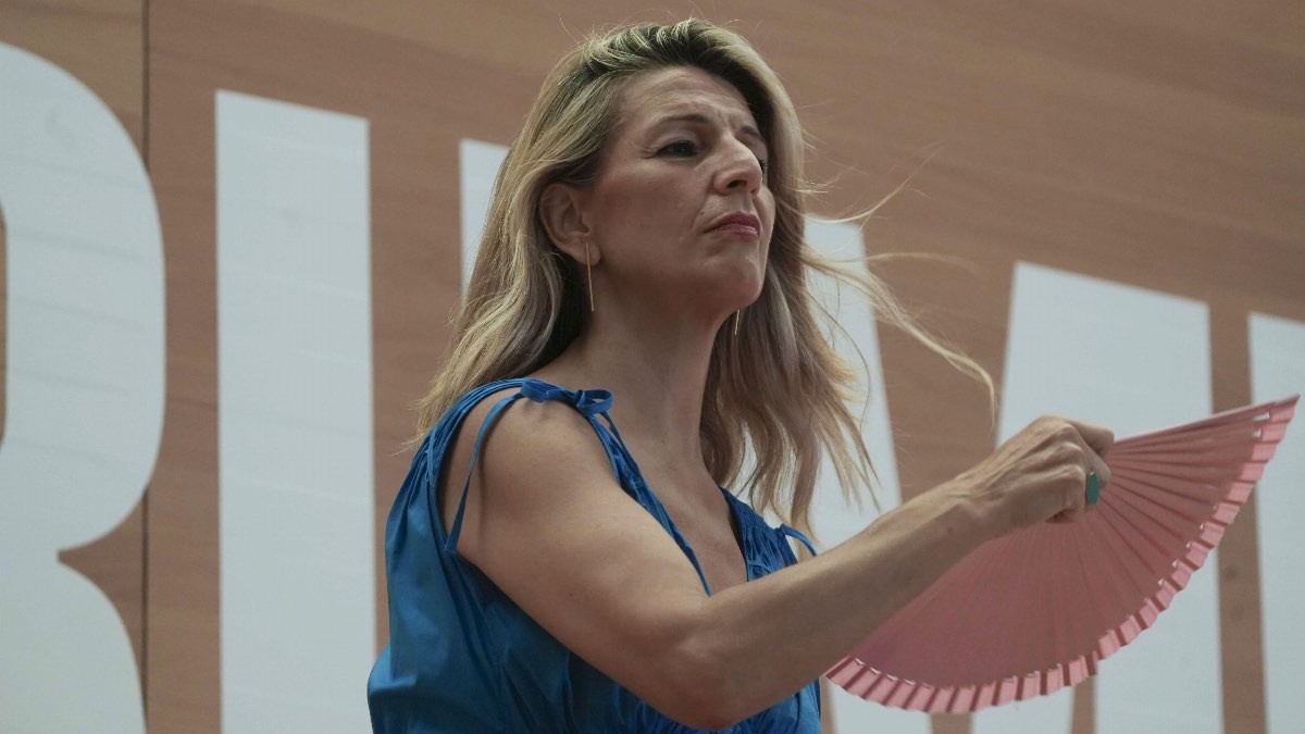 Trabajo lanza un aviso a todos los trabajadores: "si es necesario, recuérdaselo a tu jefe La ministra de Trabajo, Yolanda Díaz, abanicándose