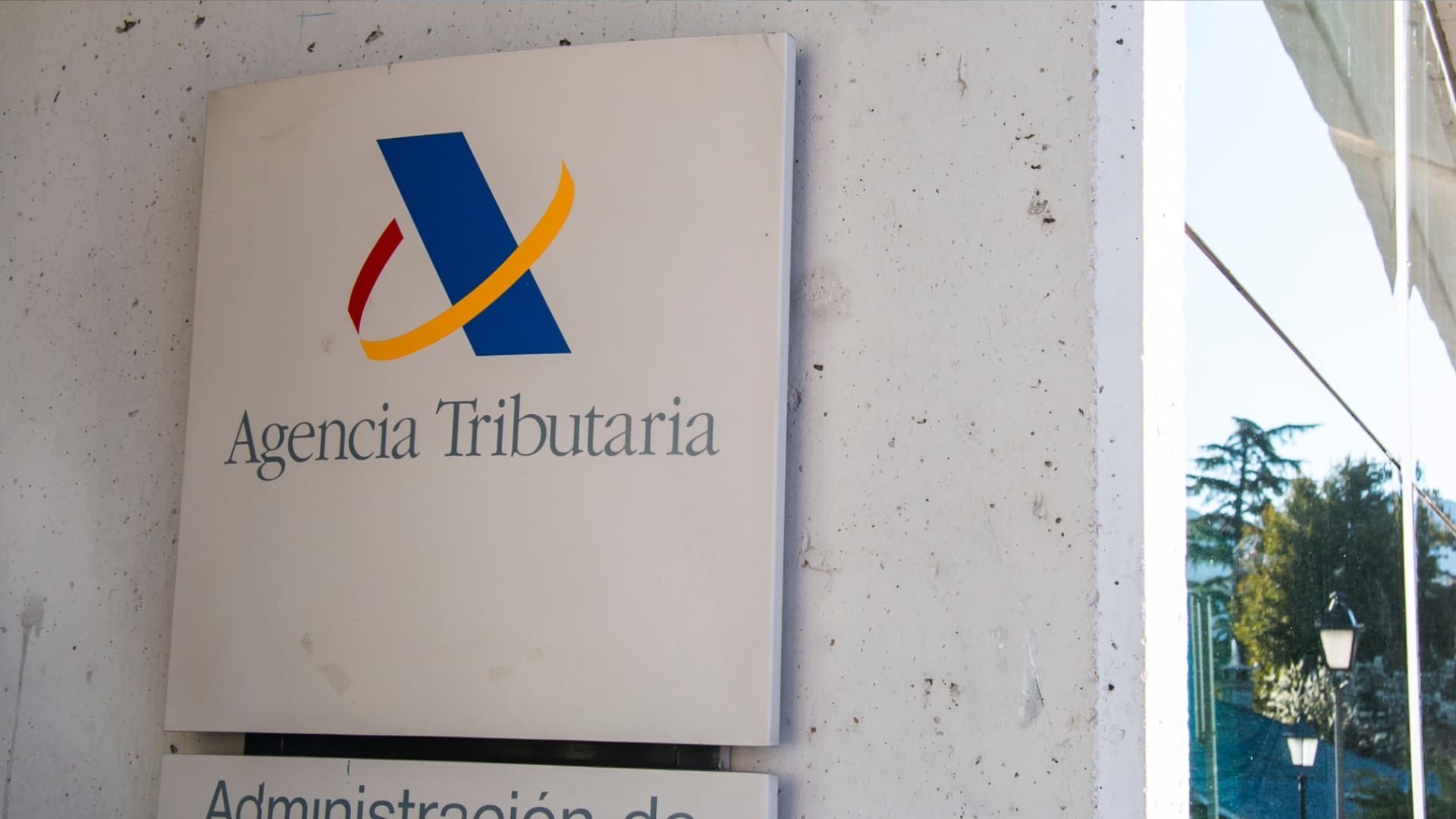 Los mutualistas pueden presentar de nuevo los formularios de solicitud para reclamar la devolución del IRPF Logo de la Agencia Tributaria sobre la entrada a una de sus oficinas